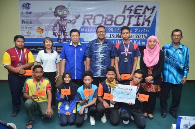 Vega Squadran Juarai Kem Robotik UniMAP 2015